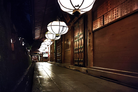 Nara: descubre la belleza atemporal en un tranquilo paseo nocturno.Nara: descubre la belleza atemporal en un tranquilo paseo nocturno