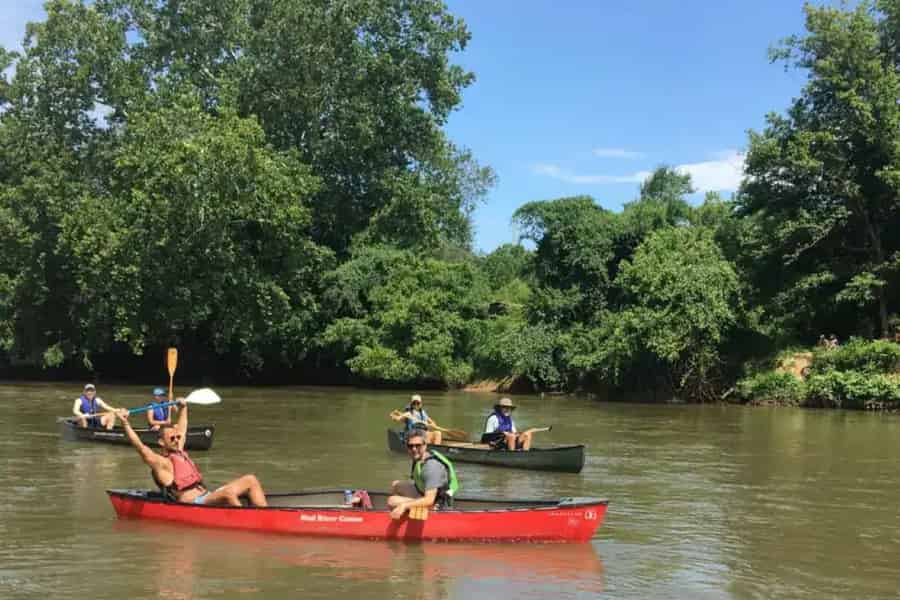 Asheville: Kanu-Kneipentour auf dem French Broad River. Foto: GetYourGuide