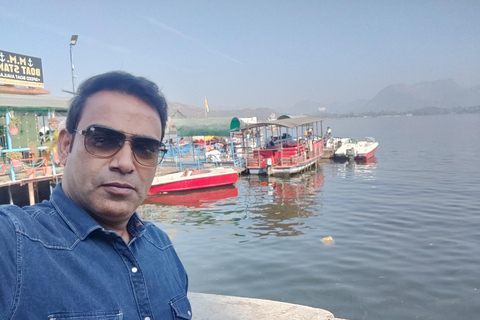 Udaipur: Private City Tour with Guide and Transfers