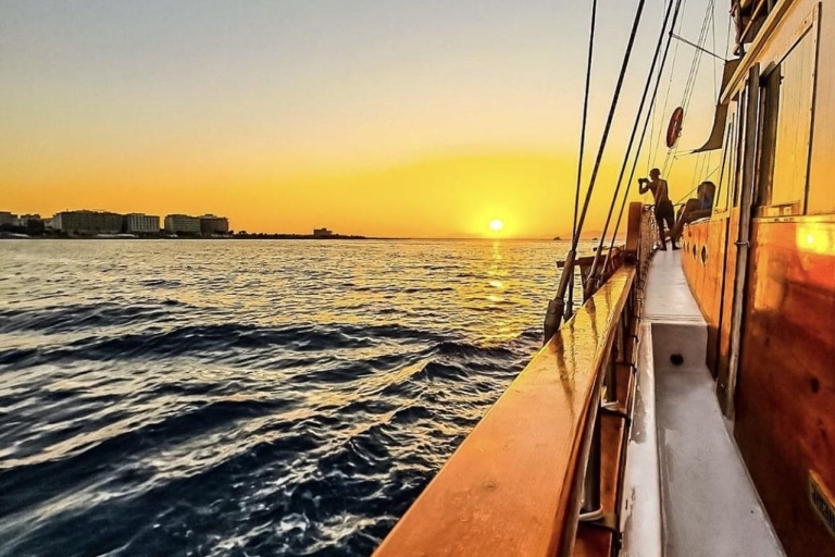 Rhodos Stadt: Bootsfahrt bei Sonnenuntergang mit Getränken und SnacksRhodos Stadt: Abendliche Bootsfahrt mit Badestopps