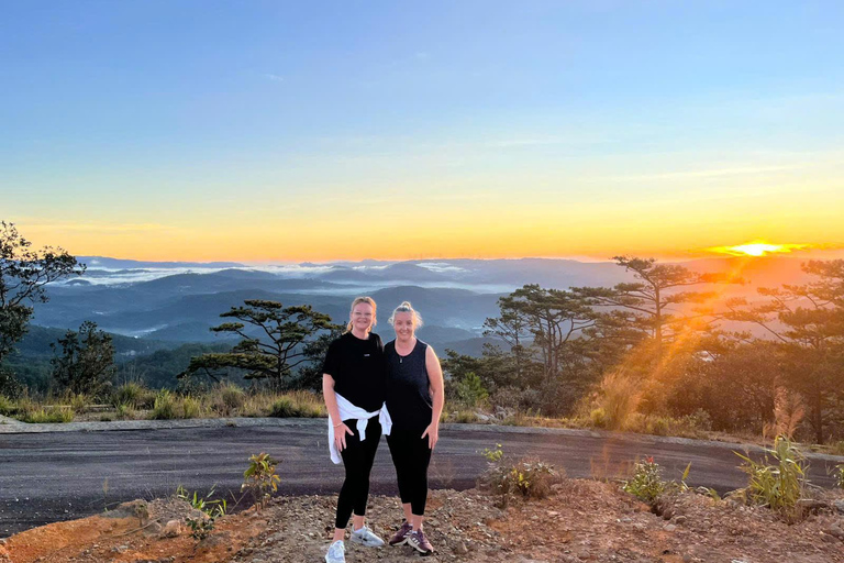 Dalat: Hiking the Mountain to observe the cloud and sunrise Da Lat: Hiking the Mountain to observe the cloud and sunrise