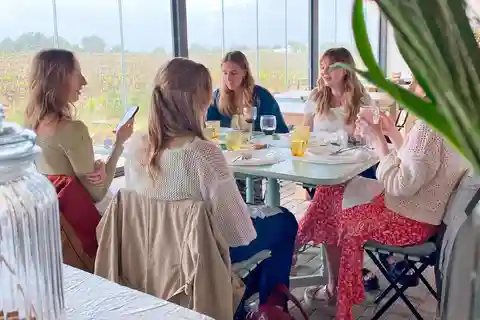 Albufeira/Porches/Vilamoura: Wijnproeverij met Tapas & Muziek
