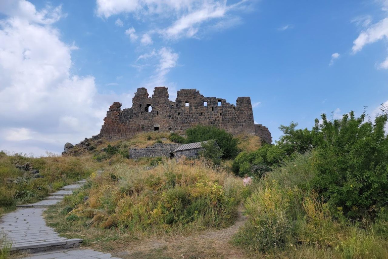 埃里温：安贝尔德堡垒、阿拉加茨山和卡里湖之旅