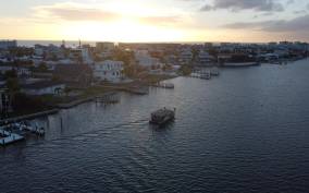 Fort Myers Beach: Tiki Pub Sunset Cruise with BYOB