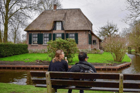 Z Amsterdamu: Jednodniowa wycieczka z przewodnikiem do Giethoorn z rejsem po kanałachZ Amsterdamu: jednodniowa wycieczka z przewodnikiem po Giethoorn i rejs po kanałach