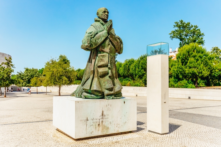 Ab Lissabon: Tour nach Fatima, Obidos, Batalha und NazaréTour mit Abholung vom Fado Museum