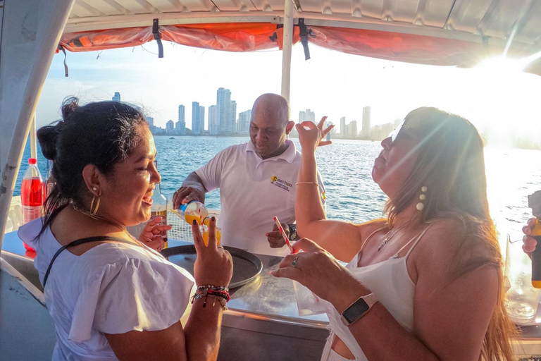 Baía de Cartagena: Passeio de barco ao pôr do sol com dança e bar aberto