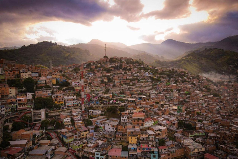 MEDELLÍN: COMUNA 13/GRAFFITI, CABLECAR & EXOTIC FRUIT MARKET