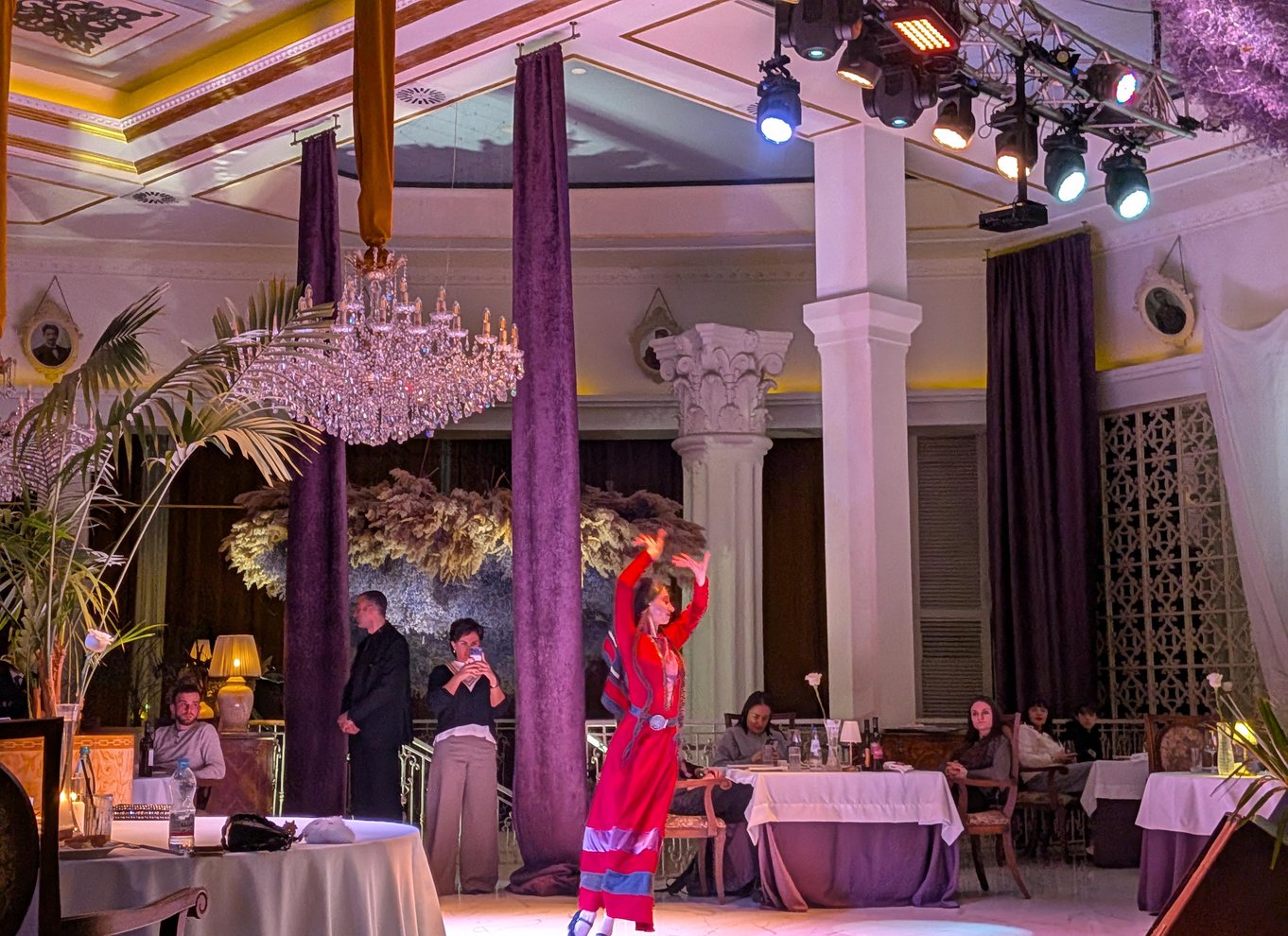 Tbilisi: georgisk middag, danseshow og afhentning på hotellet