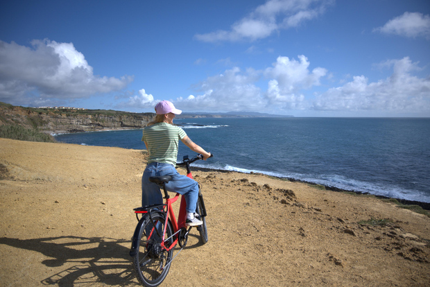 Ericeira: noleggio di bici elettrica con casco e lucchetto