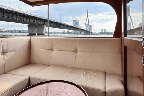 Riga : visite privée en bateau VIP &#039;&#039;Through 19 Bridges&#039;&#039; (à travers 19 ponts)2 heures