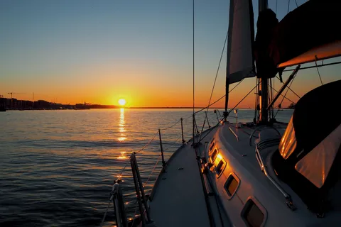 Experiência de veleiro ao pôr do sol no Douro, no Porto