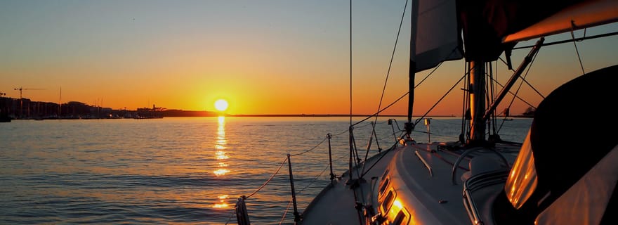 Expérience en bateau à voile avec coucher de soleil sur le Douro à Porto