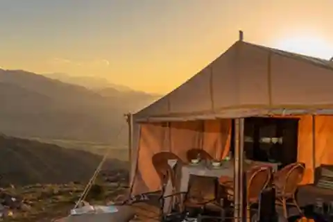 Spettacolo nel deserto di Agafay con cena e giro in cammello da Marrakech
