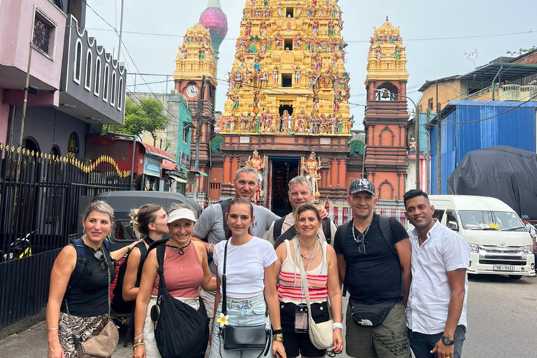 Colombo: Hidden Architecture and Street Art Tuk-Tuk Tour