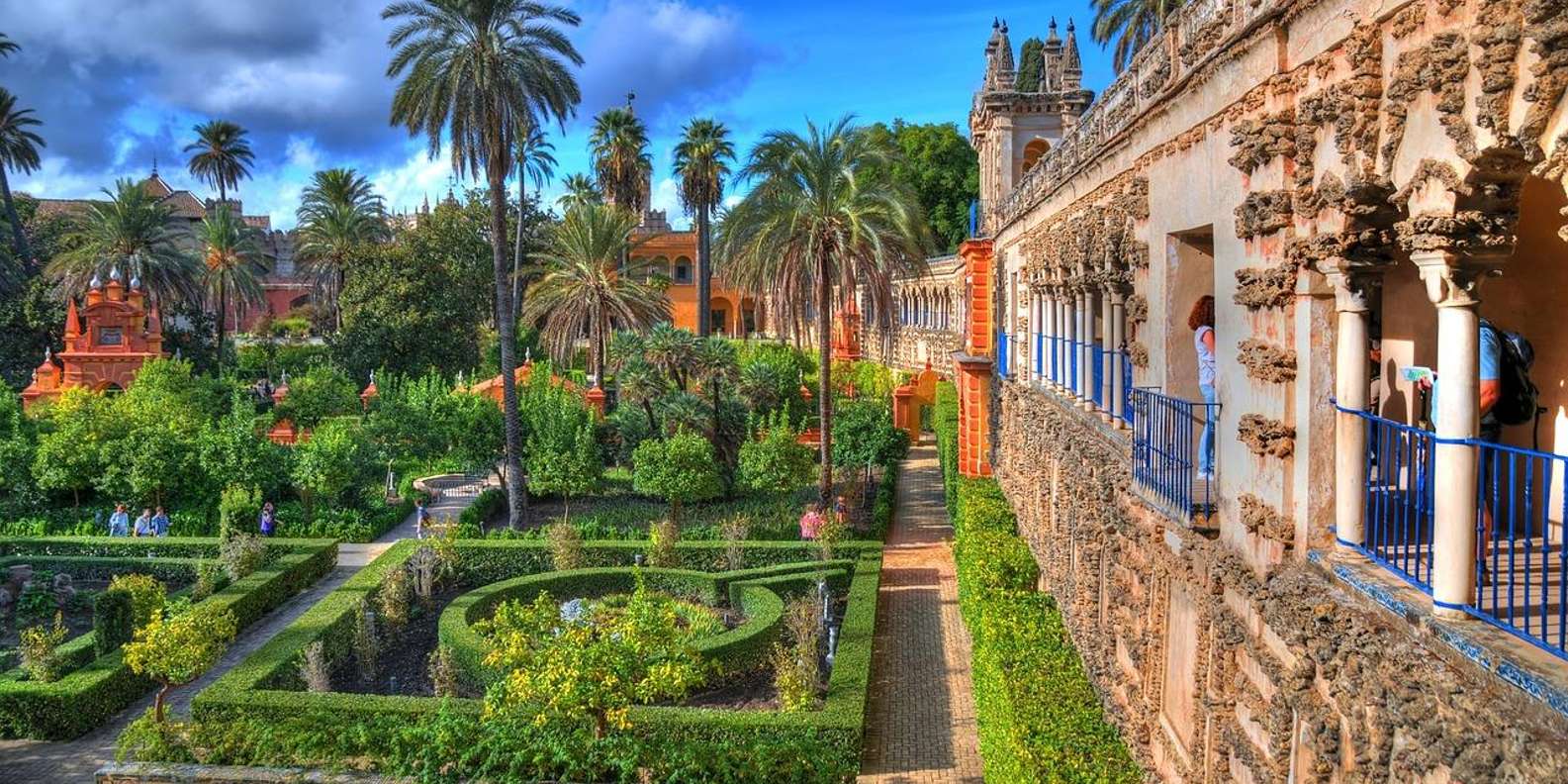 Alcázar game of thrones — ornate Mudéjar stucco arches of the Salón de Embajadores beneath its gilded cedarwood dome