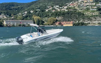 Comer See: Selbstfahrer-Boot – kein Führerausweis – (Sonnenschirm) Comer See: Selbstfahrer-Boot – kein Führerausweis – (Sonnenschirm)
