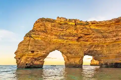 Da Armação de Pêra: Tour in barca al tramonto alla grotta di Benagil