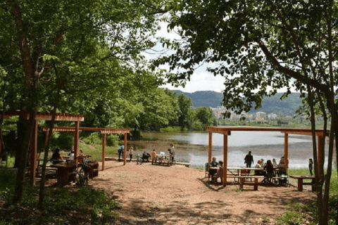 Tirana: Qigong les aan het meer