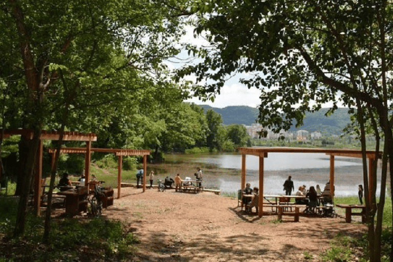 Tirana: Qigong les aan het meer