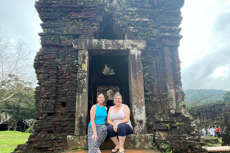 Hoi An: Rovine di My Son; bus-battello-spettacolo culturale-pranzo-guida