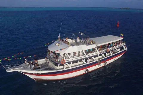 SAN ANDRES: TOUR BAHIA YACHT RUMBERO + DJ AND ENTERTAINER