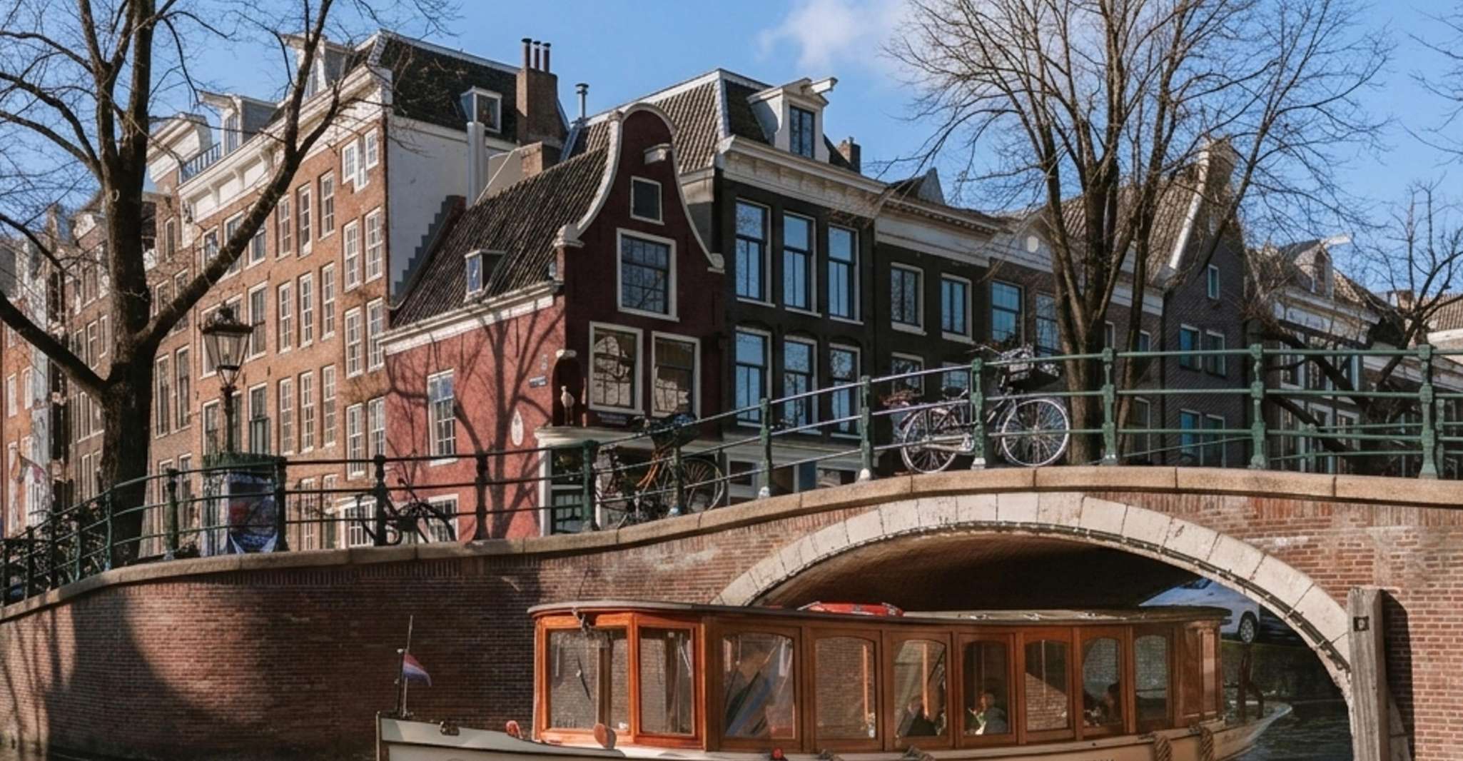 Amsterdam: 2-Hour Luxury Canal Cruise with Snacks & Drinks