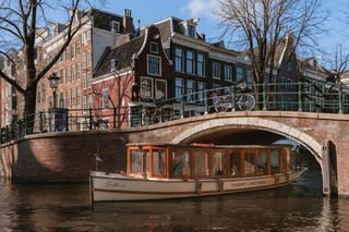 Amsterdam: 2-Hour Luxury Canal Cruise with Snacks & Drinks