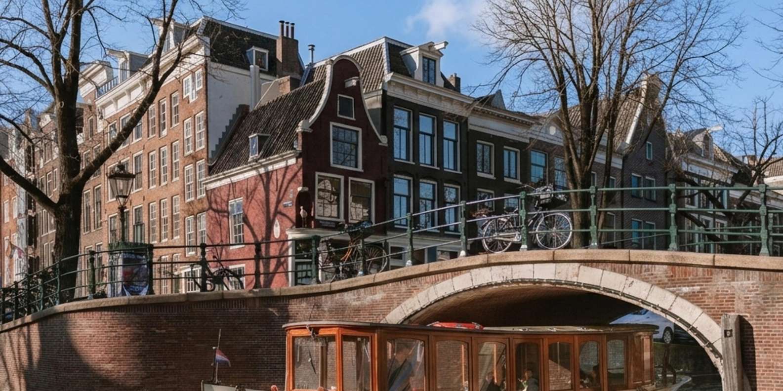 Amsterdam: 2-Hour Luxury Canal Cruise with Snacks & Drinks