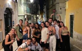 Lisbon: Pub Crawl with Unlimited Drinks with VIP Club Entry