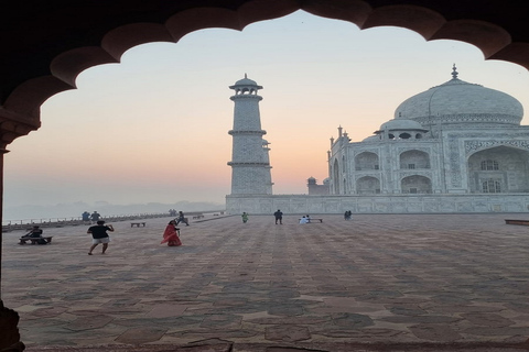 De Delhi: viagem de um dia ao Taj Mahal e Forte de Agra pelo trem GatimanViaje apenas com guia turístico local experiente