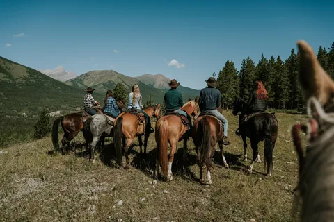 Alberta: Buffalo Loop Horseback Riding Experience