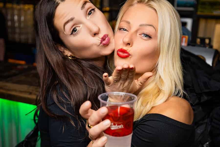 Prag: Kneipentour mit unbegrenzten Getränken & Eintritt in den 5-stöckigen Club. Foto: GetYourGuide