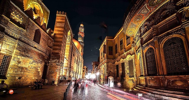 Cairo: El-Moez Street Tour & Cairo Tower Revolving Dinner