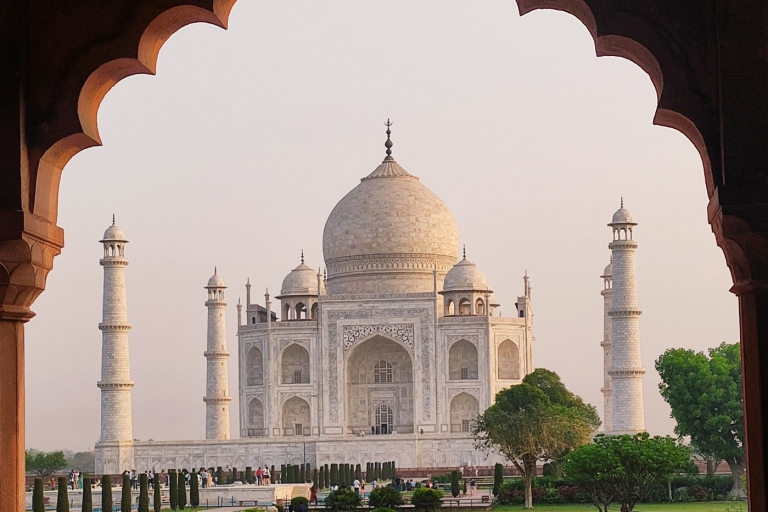 Vanuit Delhi: Agra City Overnachting en Taj Mahal-tour met de autoTour zonder accommodatie (alleen auto met chauffeur + gids)