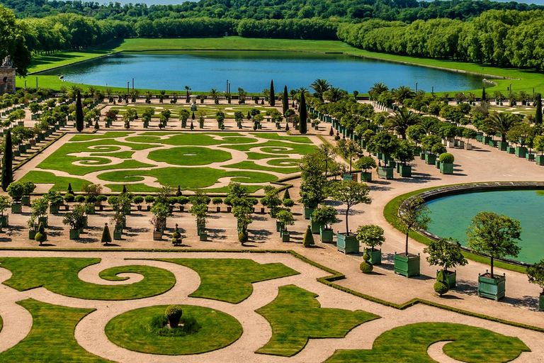 Versailles: Skip-the-Line Versailles Palace and Garden Tour Transport from Paris + Palace Guided Tour + Gardens Access