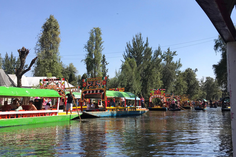 &quot;Flytande fiesta i Xochimilco: kanaler, tequila och tradition&quot;.