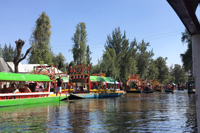 &quot;Flytande fiesta i Xochimilco: kanaler, tequila och tradition&quot;.