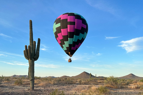 Vol en montgolfière au lever du soleil dans la région de Sonoran