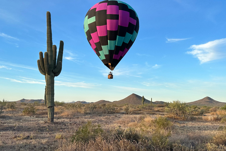 Vol en montgolfière au lever du soleil dans la région de Sonoran