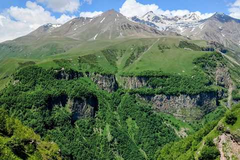 Tbilissi : excursion écologique d&#039;une journée à Kazbegi en voiture électriqueTbilissi : Excursion écologique d&#039;une journée à Kazbegi en voiture électrique