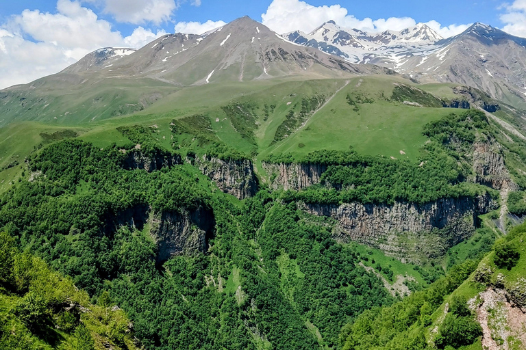 Tbilissi : excursion écologique d&#039;une journée à Kazbegi en voiture électriqueTbilissi : Excursion écologique d&#039;une journée à Kazbegi en voiture électrique