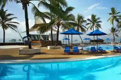 Mombasa: Viaje de luna de miel de 4 días a la playa de Diani y las colinas de Shimba
