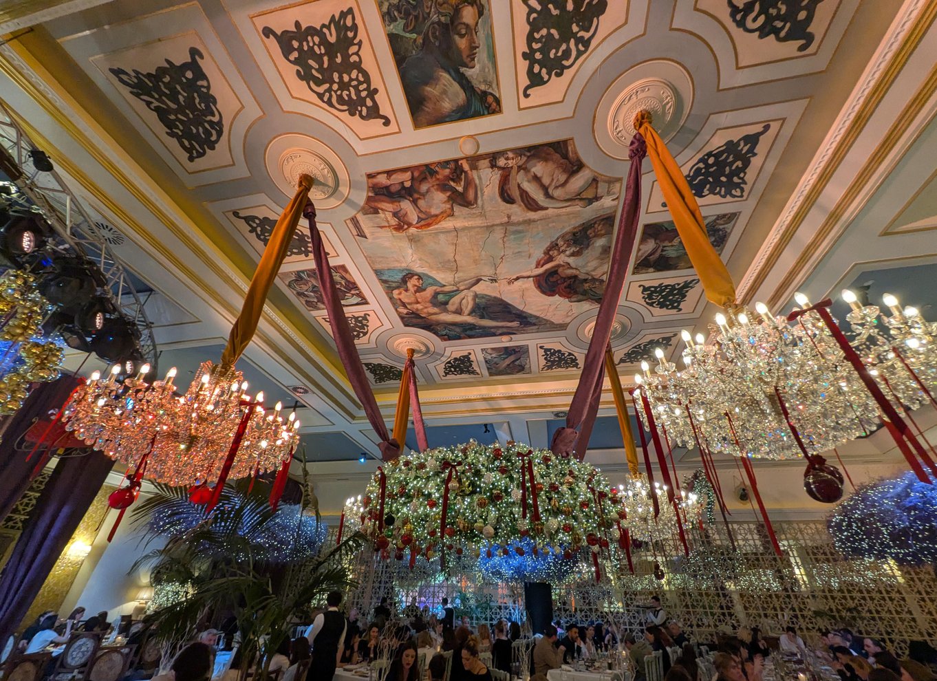 Tbilisi: georgisk middag, danseshow og afhentning på hotellet