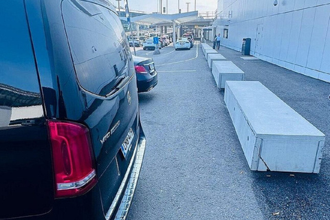 Rovaniemi: Private Airport Transfer with Meet & Greet