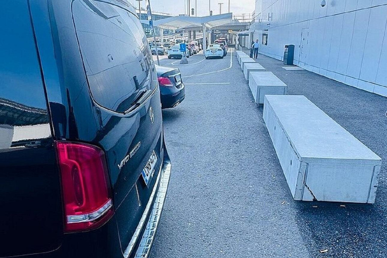 Rovaniemi: Private Airport Transfer with Meet & Greet