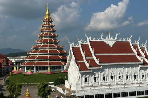 Excursión a los templos rojo, azul y blanco y a las aguas termales desde Chaing MaiTemplos rojos, azules y blancos y viaje a aguas termales desde Chaing Mai