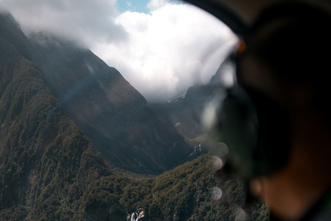 Te Anau: panoramische vlucht over Milford Sound met landing aan het meer