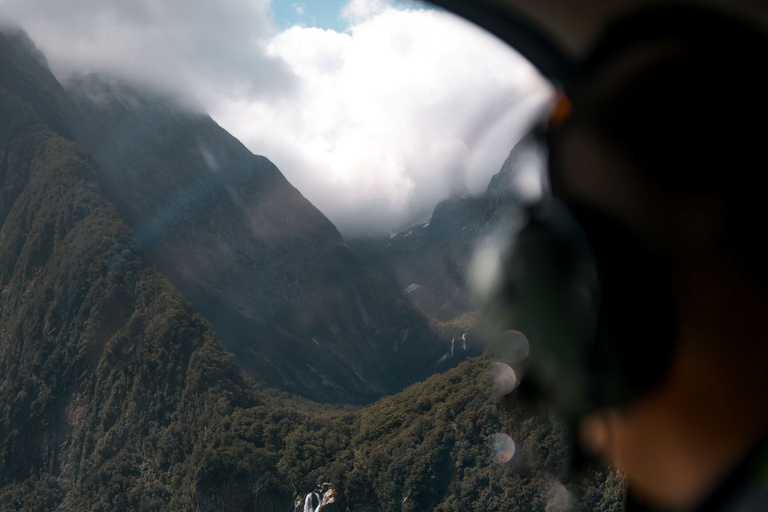 Te Anau: Milford Sound Scenic Flight med landning vid sjön