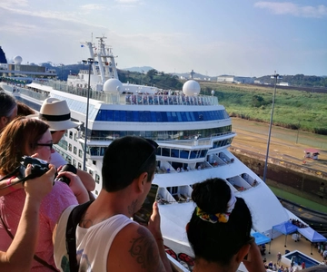 Private tour Tocumen Airport Connection, Panama Canal and Casco Antiguo